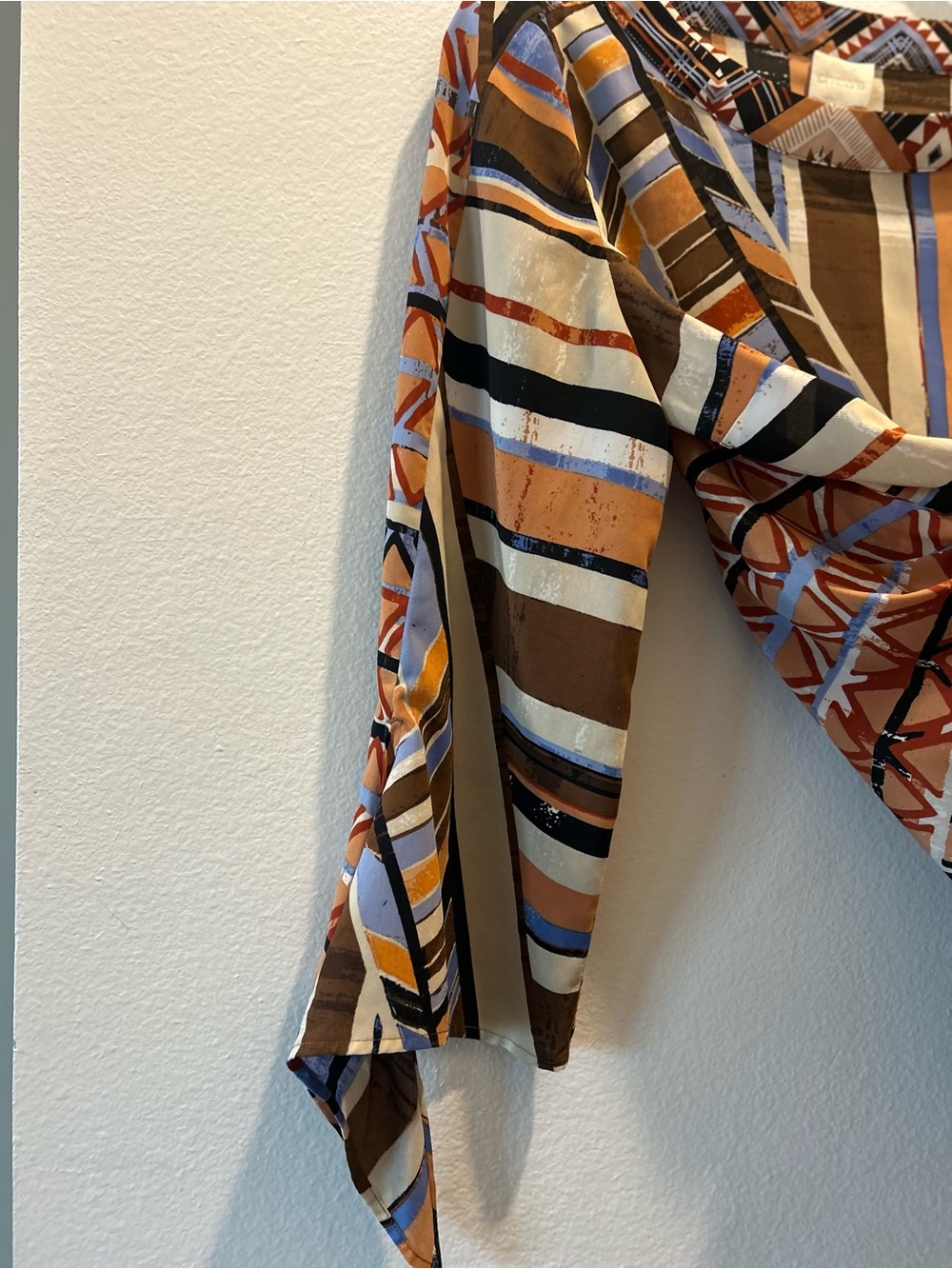 Chico's Geometric Print V-Back Blouse in Orange, Blue and Cream Size 1 - Picture 4 of 10